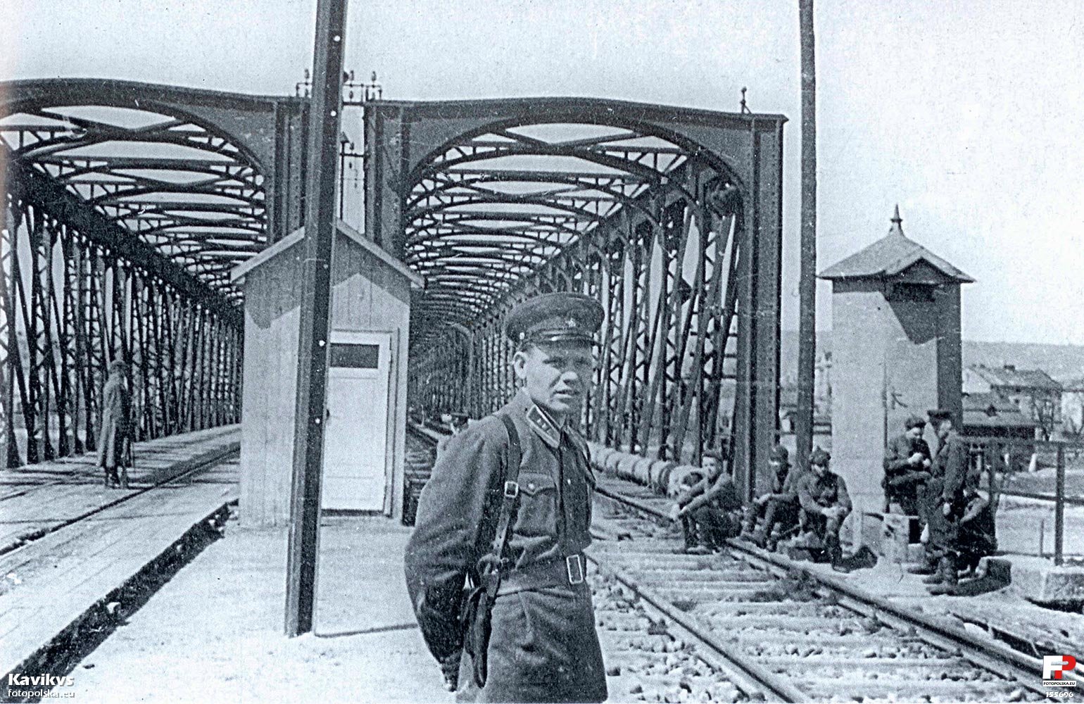 Sowiecki posterunek graniczny na moście kolejowym w Przemyślu ok. 1940 r. Źródło: fotopolska.eu