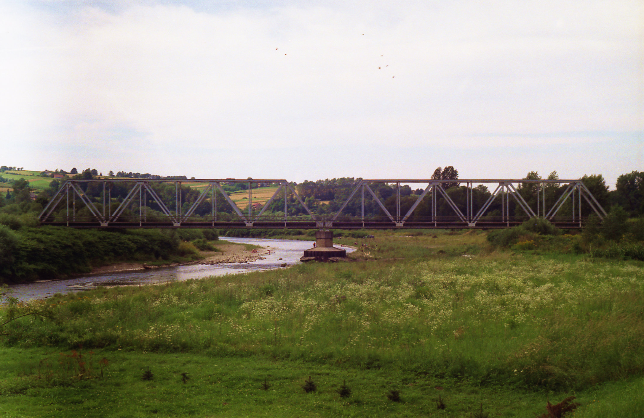 Most kolejowy na Skawie w rejonie Wożnik pomiędzy Wadowicami a Spytkowicami, 29.08.2004 r.
